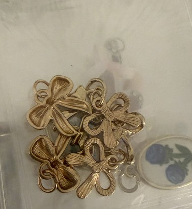 Gold-tone bow