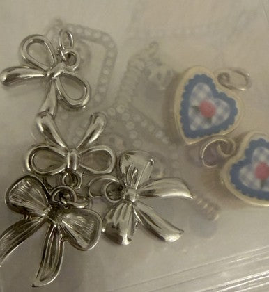 Silver-tone bow